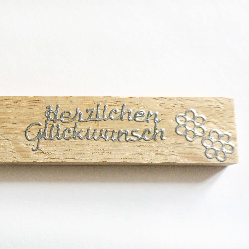 Schöner Holzsticker 'Herzlichen Glückwunsch' in silber mit floralen Akzenten, hergestellt von easy-sticks.