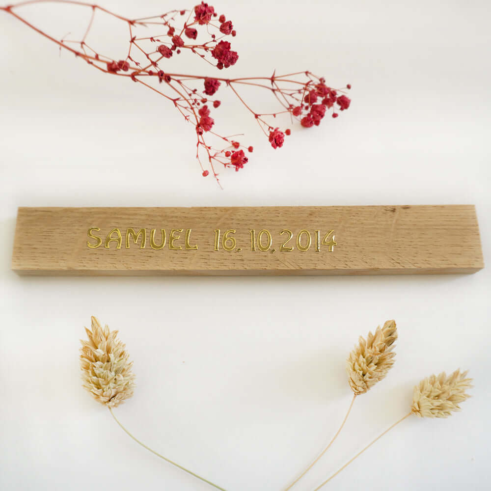 Holzschilder mit graviertem Namen und Datum - Samuel 16.10.2014 von easy-sticks, stilvoll und personalisiert.