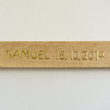 Nahaufnahme eines gravierten Holzschildes mit dem Namen Samuel 16.10.2014 von easy-sticks, Holzdesign für besondere Anlässe.