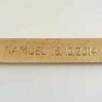 Nahaufnahme eines gravierten Holzschildes mit dem Namen Samuel 16.10.2014 von easy-sticks, Holzdesign für besondere Anlässe.