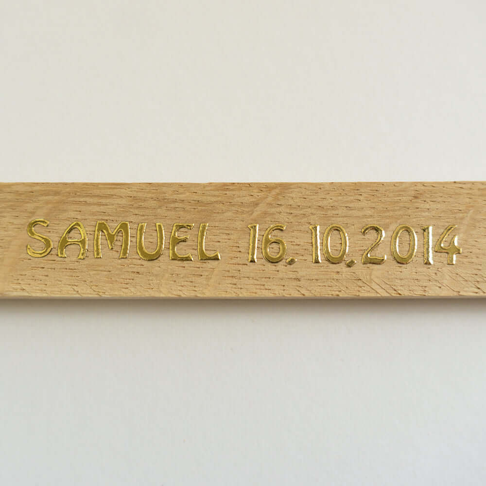 Nahaufnahme eines gravierten Holzschildes mit dem Namen Samuel 16.10.2014 von easy-sticks, Holzdesign für besondere Anlässe.