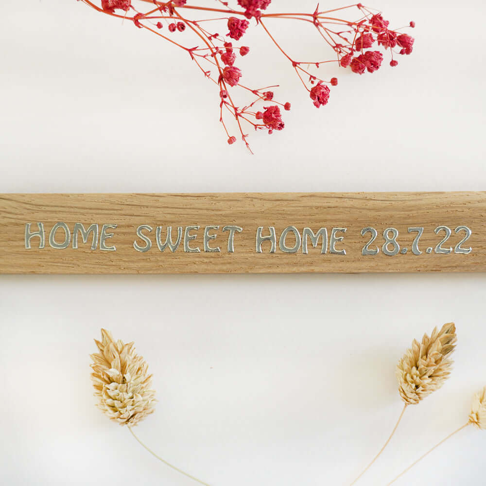 Holzschild mit der Gravur 'Home Sweet Home 28.7.22' von easy-sticks, ideal für eine liebevolle Wohnatmosphäre.