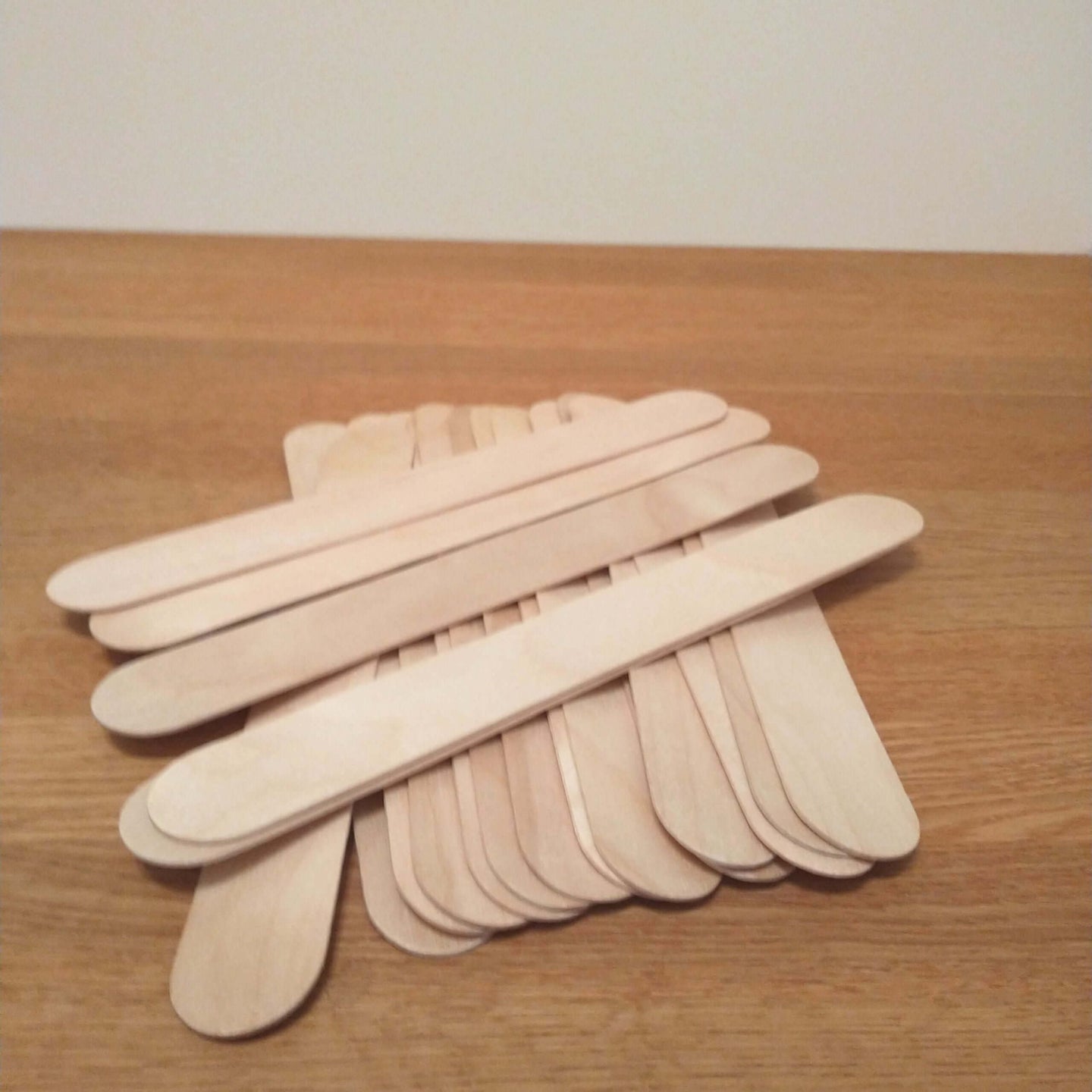 Mehrere Easy-Sticks Ice 30 cm Länge angeordnet, perfekt für kreative Bastelideen von Easy-Sticks.