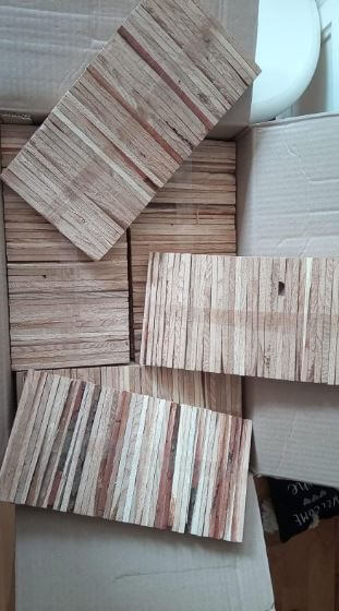 Karton voller Easy-Sticks 2.0 von Easy-Sticks, kreative Holz-Bastelsticks mit unterschiedlichen Stärken für eindrucksvolle Bastelprojekte.