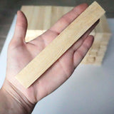 Hand mit einem einzelnen Easy-Sticks Light Bastelholz von Easy-Sticks, leicht und ideal für dekorative Bastelideen.