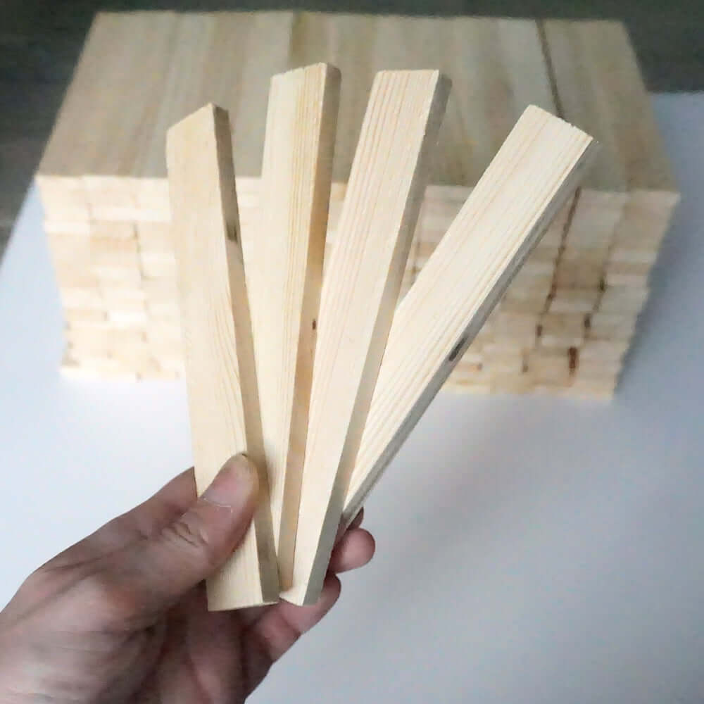 Easy-Sticks Light Bastelholz von Easy-Sticks in der Hand gehalten, ideal für kreative Projekte mit einer Länge von 16 cm.