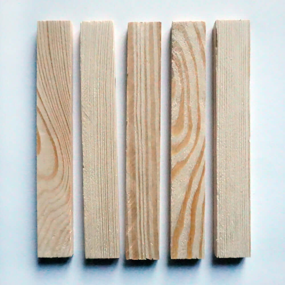 Fünf Stück Easy-Sticks Light Bastelholz von Easy-Sticks in einer Anordnung, die die Vielseitigkeit für kreative Projekte zeigt.
