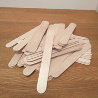 Hochstapelt auf einem Tisch liegende Easy-Sticks Ice Holzstäbchen – Perfekte Bastelmaterialien von Easy-Sticks.