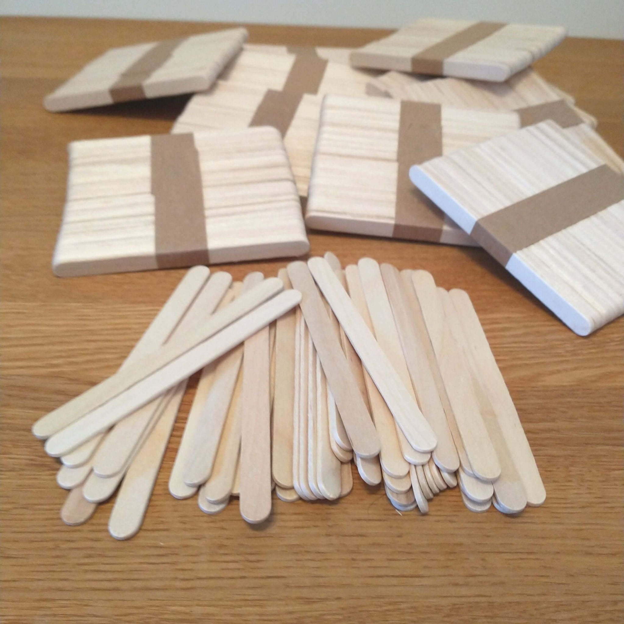 Easy-Sticks Ice von Easy-Sticks in unterschiedlichen Anordnungen: Eine Mischung aus Holzstäbchen auf einem Tisch, perfekt für kreative Bastelarbeiten.