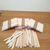 Easy-Sticks Ice von Easy-Sticks: Ein Set aus 100 dünnen Holzstäbchen mit einer Länge von 6,5 cm, ideal für kreative Bastelprojekte, auf einem Holztisch angeordnet.