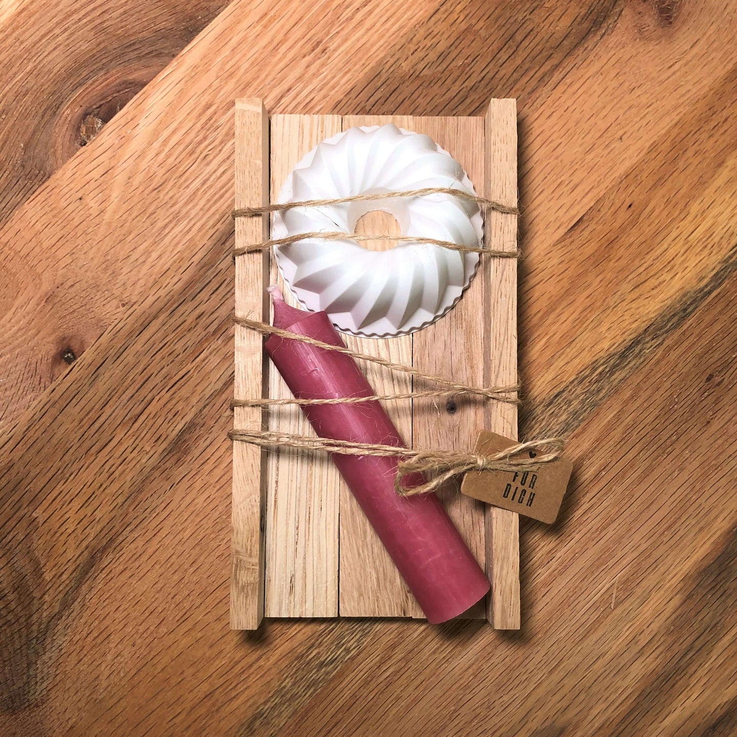Gugelhupf Kerzenhalter Geschenkset Mit Roter Stabkerze Und Handgemachtem Geschenkanhänger 