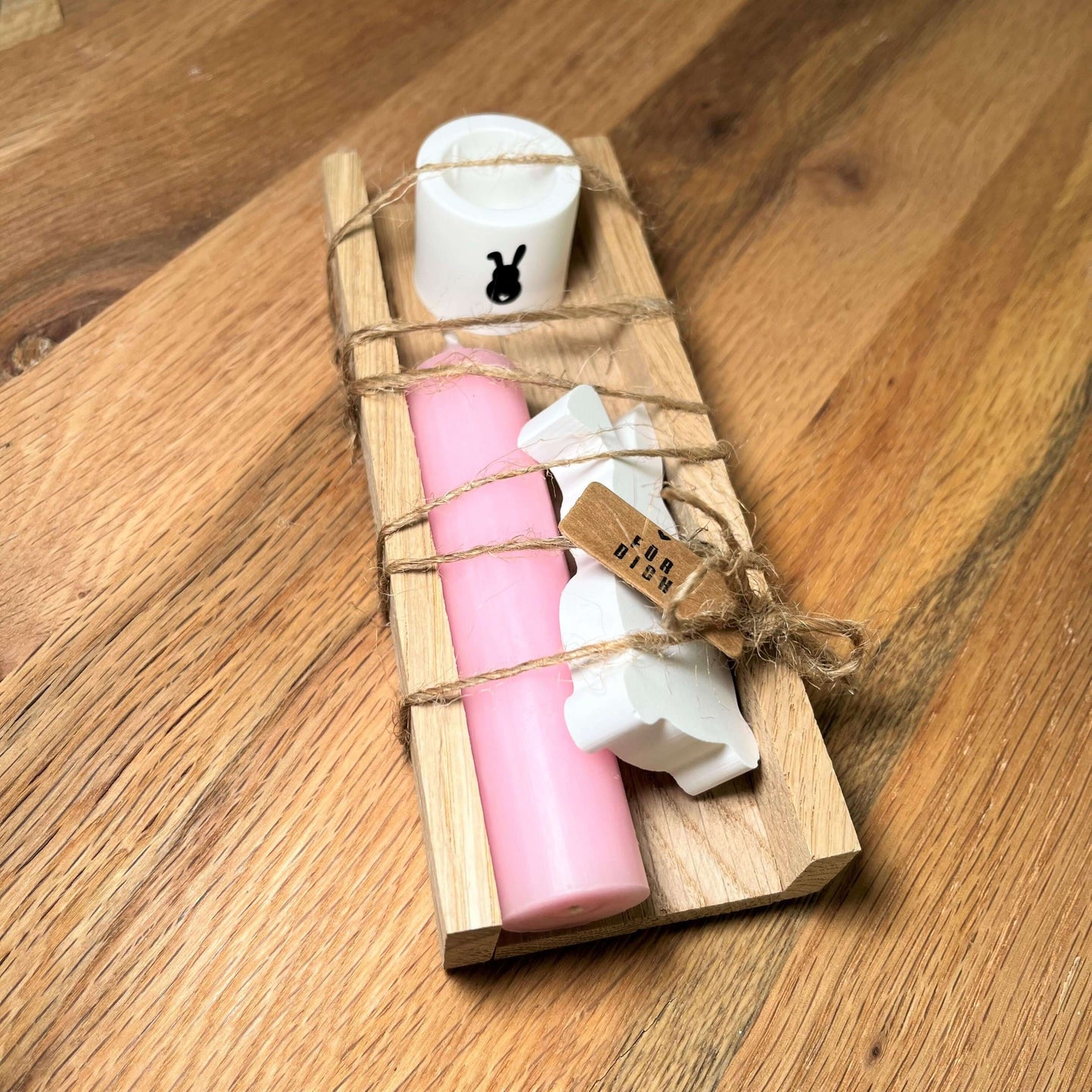 Handgemachte Dekoration Ostern von easy-sticks: Geschenkset mit rosa Stabkerze, Kerzenhalter und einer dekorativen Hasenfigur, perfekt für Frühlingsfeiern.