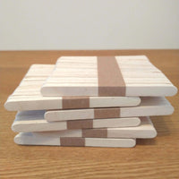 Nahaufnahme der Easy-Sticks Ice von Easy-Sticks: Stapel aus dünnen Holzstäbchen mit einem Band zusammengehalten, ideal für verschiedene Bastelprojekte.