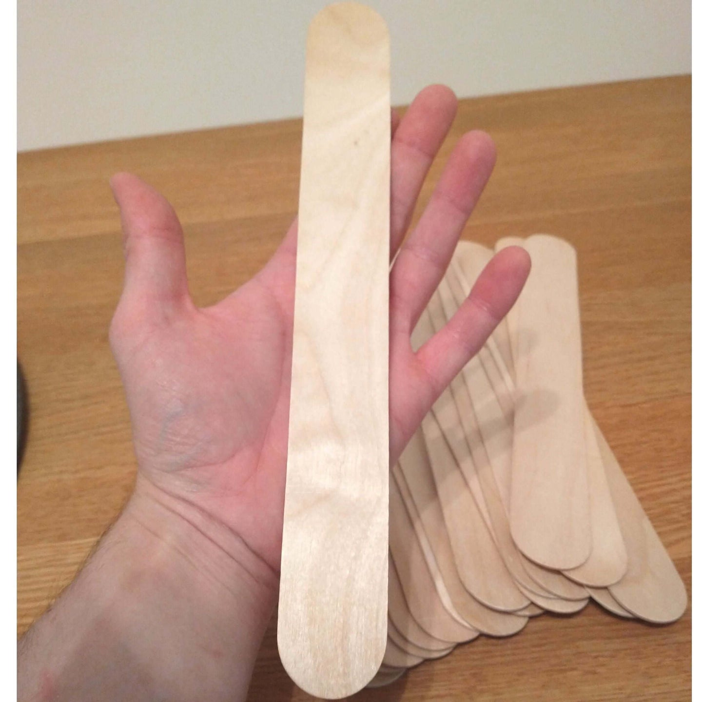 Easy-Sticks Ice 30 cm Länge in handgehaltener Ansicht, ideal für vielseitige Bastelprojekte von Easy-Sticks.