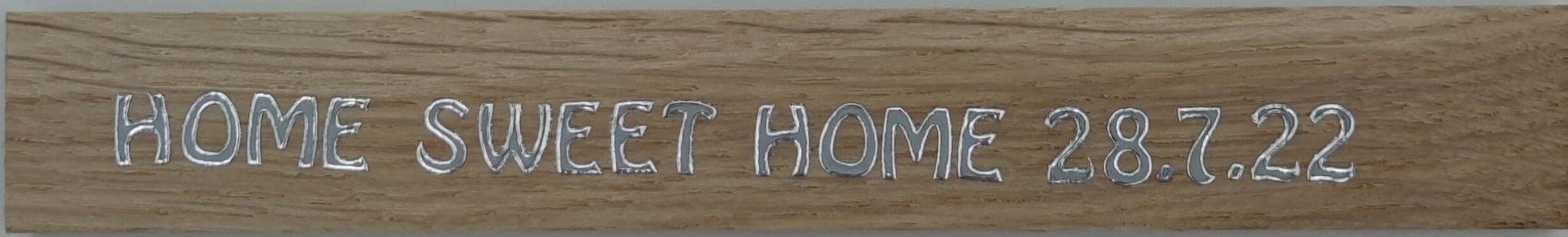 Eingravierte Worte "HOME SWEET HOME 28.7.22" in Silber auf Holz, hergestellt von easy-sticks, ideales Deko-Element.