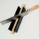 Feinsäge Set mit Kunststoff Gehrungslade von Easy-Sticks: Detailaufnahme einer Feinsäge mit Holzgriff über einer Kunststofflade, geeignet für präzise 45° und 90° Schnitte.