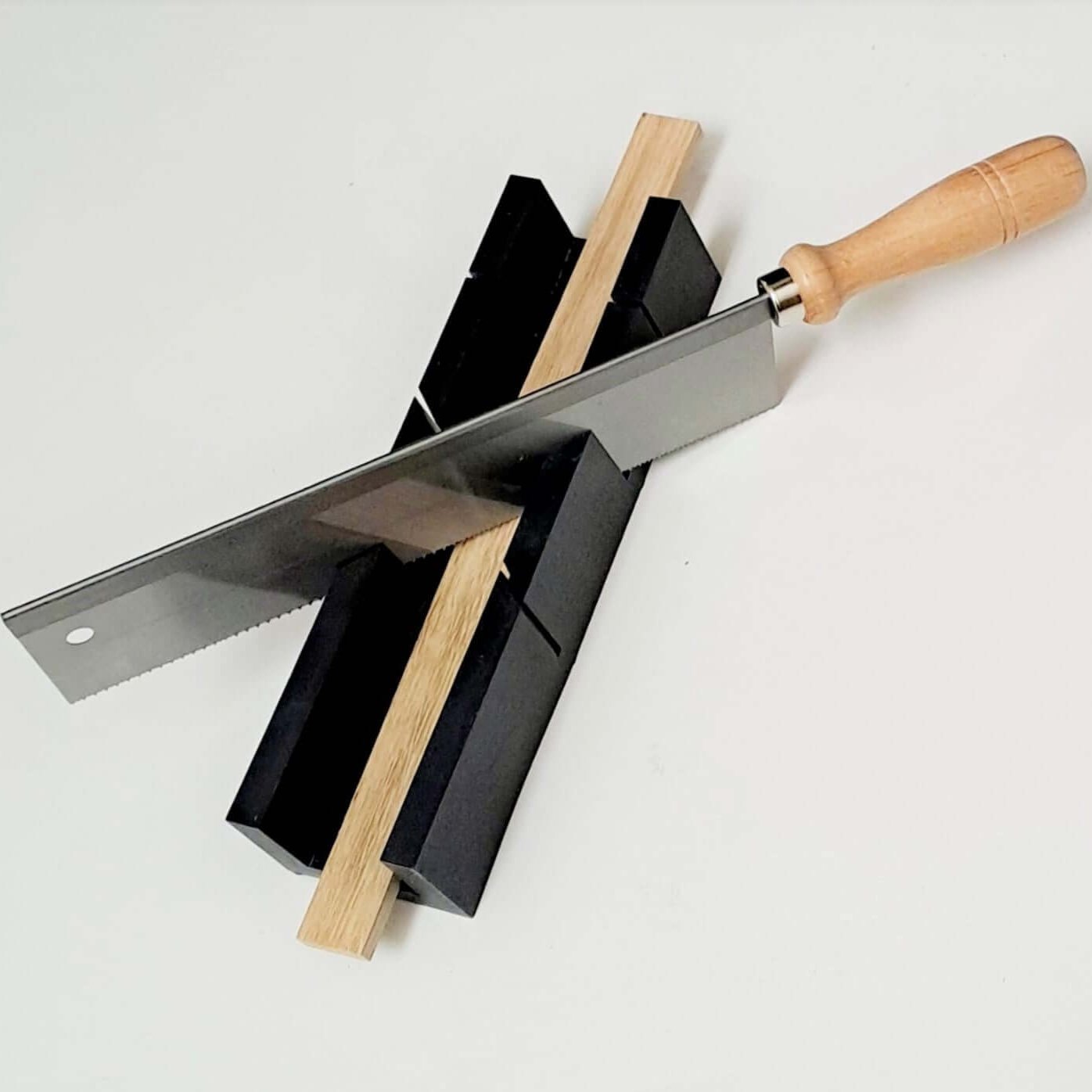 Feinsäge Set mit Kunststoff Gehrungslade von Easy-Sticks: Detailaufnahme einer Feinsäge mit Holzgriff über einer Kunststofflade, geeignet für präzise 45° und 90° Schnitte.