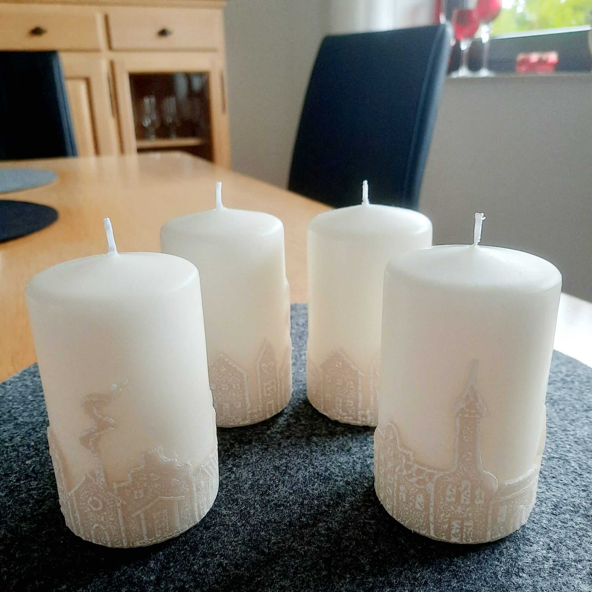 Charmante wollweiße Stumpenkerzen von easy-sticks in Häuserform, ideal für elegante Dekoration, 10 cm hoch und 60 mm Durchmesser - Stumpenkerzen Kaufen.