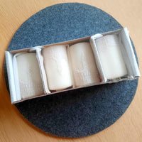 Verpackte 4 Stück wollweiße Deko Stumpenkerzen von easy-sticks in ansprechender Geschenkverpackung, ideal für jede Festlichkeit und Dekoration - Stumpenkerzen Kaufen.