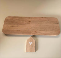 Dekotablett mit kleinem Holzhaus aus Eichenholz von easy-sticks, ideal für kreative Dekoration in Ihrem Zuhause.
