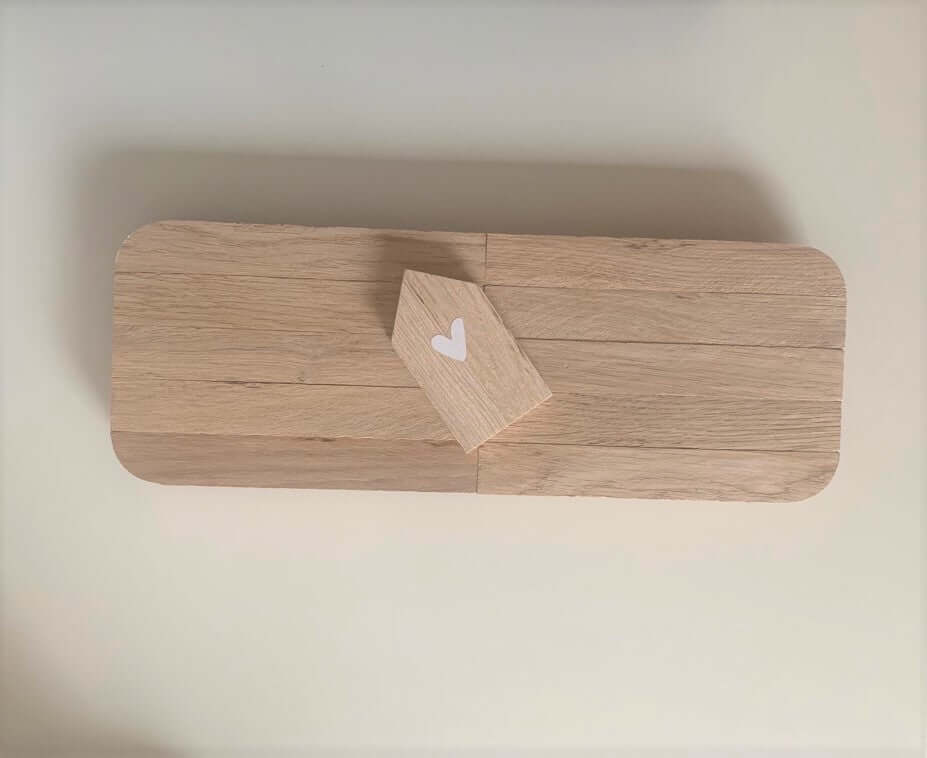 Obenansicht des Dekotabletts von easy-sticks mit einem kleinen Holzhaus mit Herzsiegel, gefertigt aus hochwertigem Eichenholz.