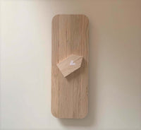 Minimalistisches Dekotablett von easy-sticks mit herzverziertem Holzhaus, ideal als stilvolle Dekoration für jeden Raum.