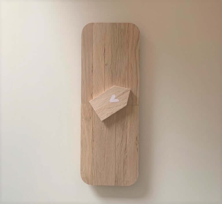 Minimalistisches Dekotablett von easy-sticks mit herzverziertem Holzhaus, ideal als stilvolle Dekoration für jeden Raum.