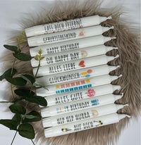 Vielfalt an dekorierten Stabkerzen mit Geburtstagssprüchen von easy-sticks, ideal als Kerzenstickervorlage für persönliche Feiern.