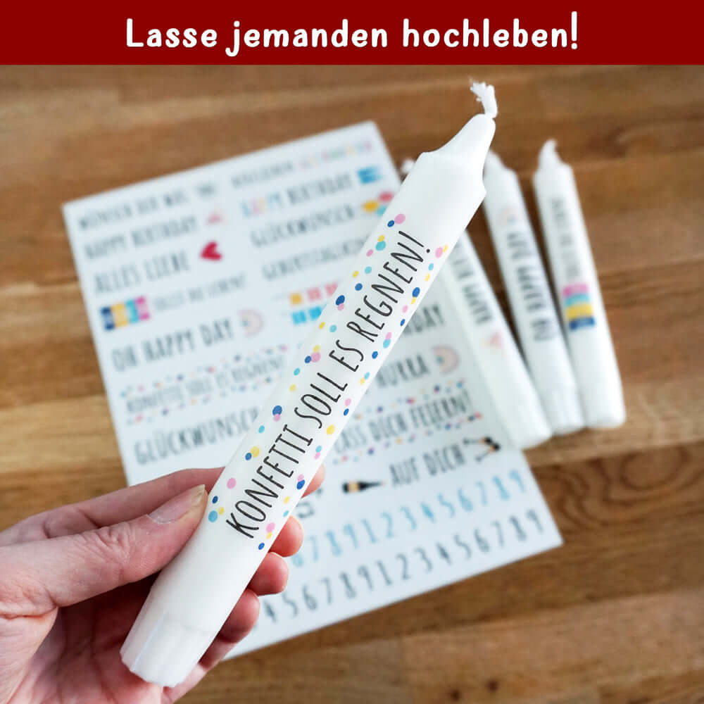 Festliche Stabkerze mit farbenfrohem Motiv und der Aufschrift 'Konfetti soll es regnen!', perfekt für Geburtstagsfeiern von easy-sticks.