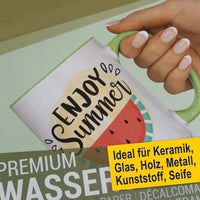Wasserschiebefolie Selbst Gestalten von easy-sticks, Detailaufnahme eines befüllten Untergrunds mit kreativem Motiv auf Tasse, geeignet für verschiedene Materialien.