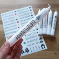 Anwendung Weihnachtskerzen Sticker von easy-sticks, zeigt eine dekorierte Stabkerze mit festlichem Motiv, ideal für die kreative Weihnachtsgestaltung.