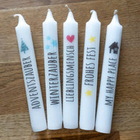 Dekorative Stabkerzen mit Weihnachtsmotiven von easy-sticks, Präsentation der vielseitigen Sticker für eine festliche Atmosphäre zu Weihnachten.