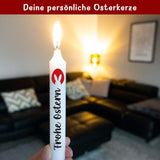 Eine brennende persönliche Osterkerze mit dem Aufdruck von easy-sticks. Die perfekte Ergänzung zu deinem österlichen Zuhause - PDF zum Download.