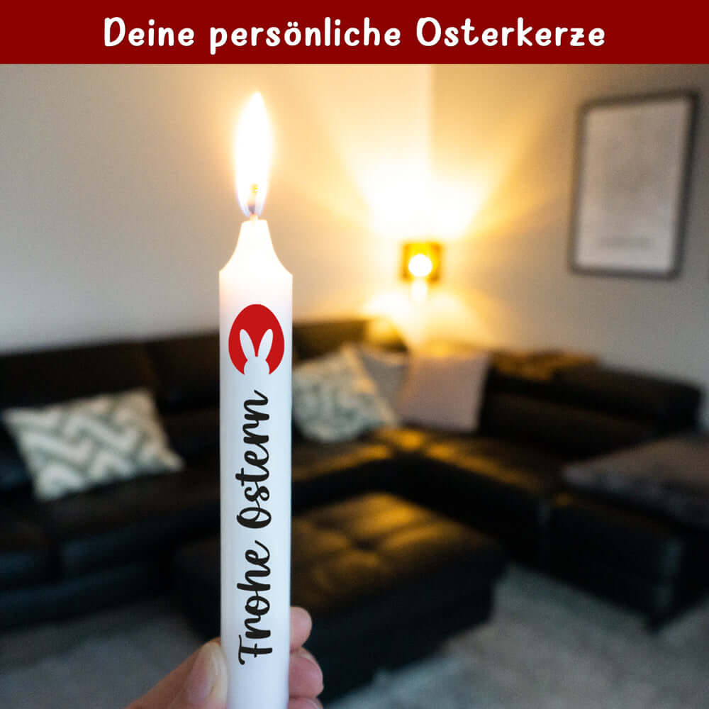 Eine brennende persönliche Osterkerze mit dem Aufdruck von easy-sticks. Die perfekte Ergänzung zu deinem österlichen Zuhause - PDF zum Download.