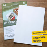 Wasserschiebefolie Selbst Gestalten von easy-sticks, 8 Blatt DIN A4 für kreative Bastelprojekte, präsentiert auf einem holzfarbenen Tisch, ideal für personalisierte Designs und DIY-Projekte.