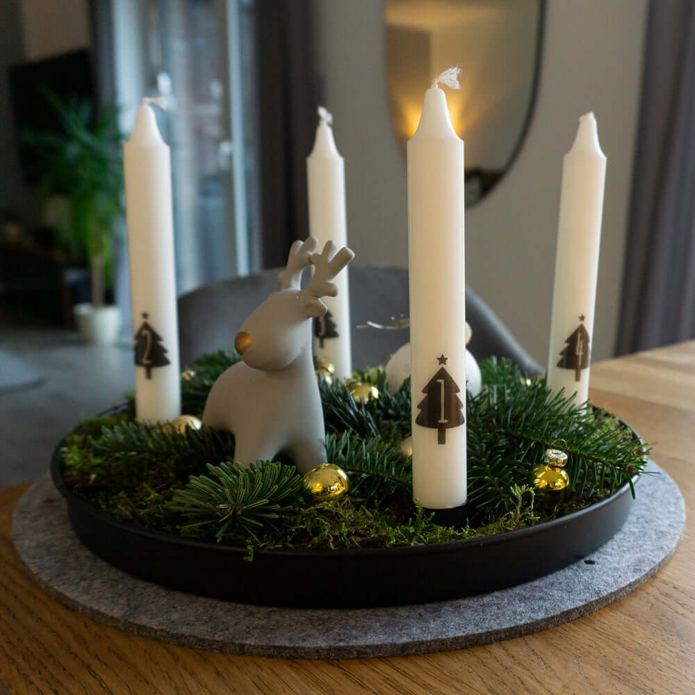 Weihnachtlicher Tischarrangement mit Kerzen dekoriert mit Baum-Motiven und einem Reh, ideal für festliche Anlässe, von easy-sticks, Weihnachtskerzen Sticker PDF Download für Stabkerzen mit festlichen Motiven.