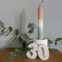 Handgemachte Zahlen 30 aus Keraflott präsentiert neben einer stilvollen Kerze und Eukalyptus, ideale Deko von easy-sticks für dein Zuhause oder als Geschenk.