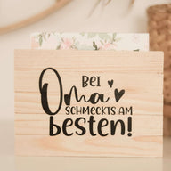 Holz Serviettenhalter mit dem Schriftzug 'Bei Oma schmeckts am besten!', kreiert aus der Plotterdatei von easy-sticks – ideal für eine liebevolle Tischdeko.