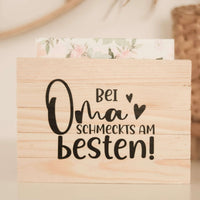 Holz Serviettenhalter mit dem Schriftzug 'Bei Oma schmeckts am besten!', kreiert aus der Plotterdatei von easy-sticks – ideal für eine liebevolle Tischdeko.