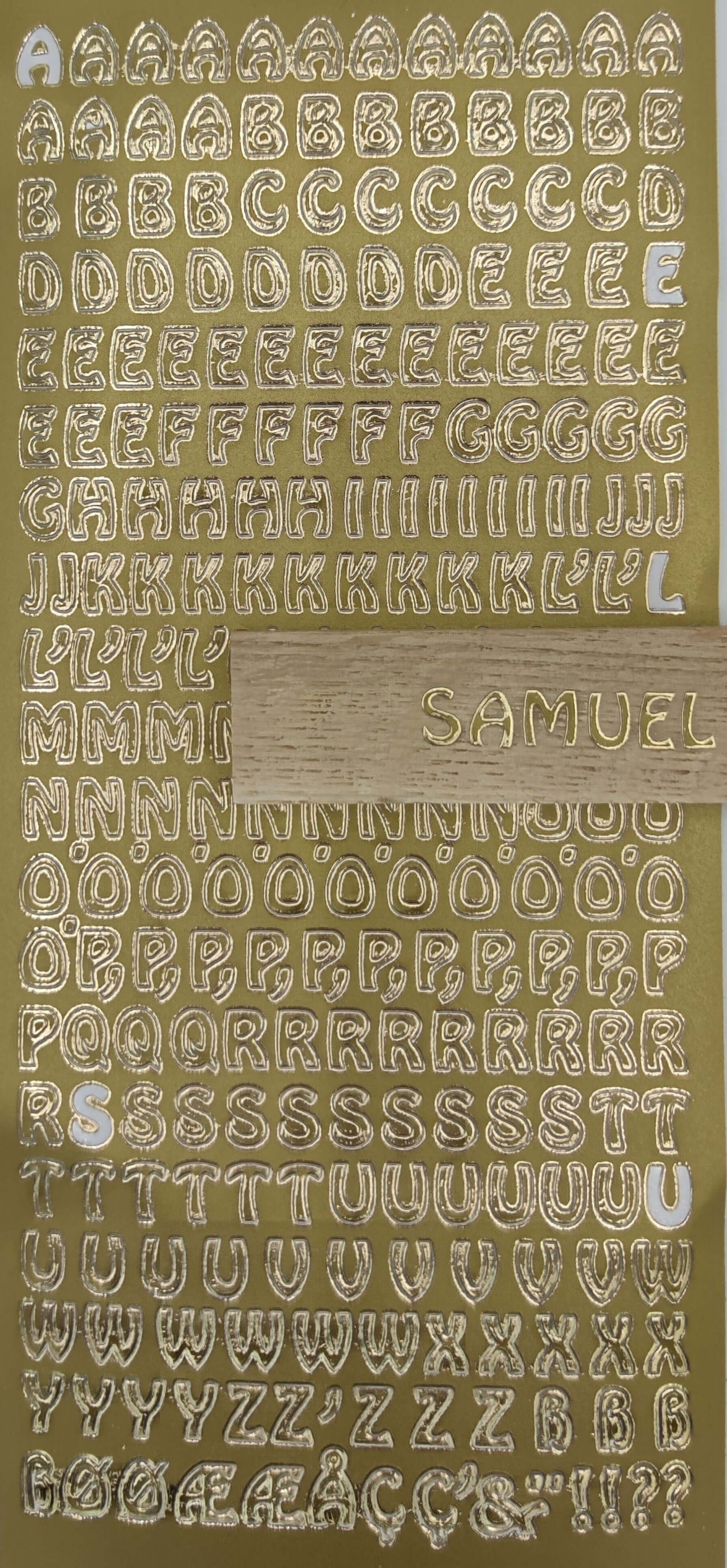 Goldene Buchstabenaufkleber "Buchstaben groß" von easy-sticks, auf goldenem Hintergrund arrangiert, perfekt für individuelle Beschriftungen.