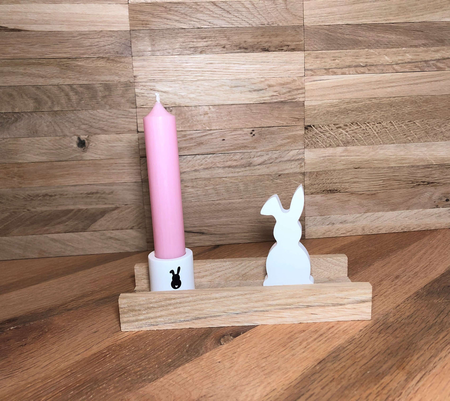 Frühlingsdekoration Ostern von easy-sticks: Hase mit Kerzenhalter und rosa Stabkerze, stilvoll präsentiert für eine einladende Atmosphäre.
