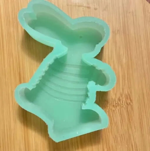 Silikon-Gießform von easy-sticks in Form eines Osterhasen, ideal für kreative Bastelprojekte. Maße: H/B/T: 8,8cm x 6,7cm x 2cm. Frau Osterhase – Gießform aus Silikon.