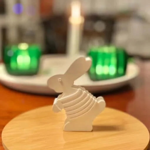 Fertiges Osterhasen-Dekor aus der Silikon-Gießform von easy-sticks, passend für kreative Projekte. Frau Osterhase – Gießform aus Silikon, zum Selbstgießen mit verschiedenen Materialien.
