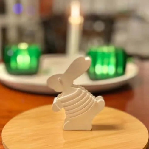 Fertiges Osterhasen-Dekor aus der Silikon-Gießform von easy-sticks, passend für kreative Projekte. Frau Osterhase – Gießform aus Silikon, zum Selbstgießen mit verschiedenen Materialien.