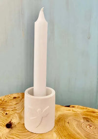 Fertige Stabkerze und Teelichthalter aus Silikonform von Easy-Sticks, präsentiert eine elegante Kerze in einem zarten Engel-Design.