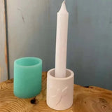 Silikonform von Easy-Sticks für Stabkerze und Teelichthalter mit einem Engel, zeigt eine helle Teelichthalterform und eine weiße Stabkerze.