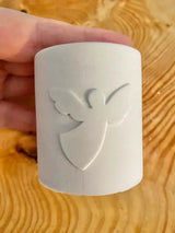 Detailansicht der Silikonform von Easy-Sticks für Engel Stabkerze und Teelichthalter, zeigt die feinen Konturen des Engels auf der Form.