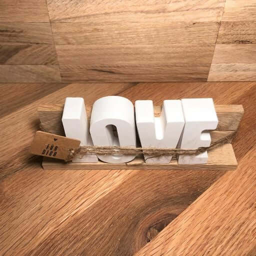 LOVE Dekoleiste Set von easy-sticks: charmante LOVE Buchstaben in Weiß, dekorativ auf Naturholz mit Geschenkanhänger, ideal für persönliche Geschenke.