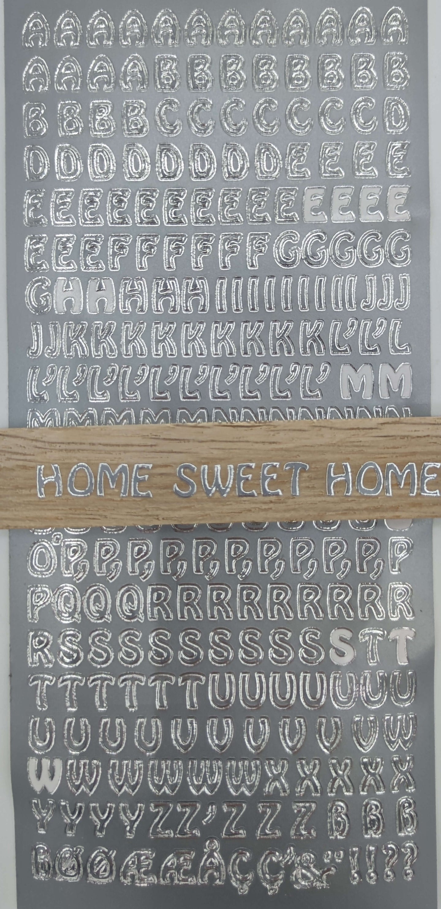 Silberne Buchstabenaufkleber "Buchstaben groß" von easy-sticks auf grauem Hintergrund, ideal für kreative Gestaltungen.