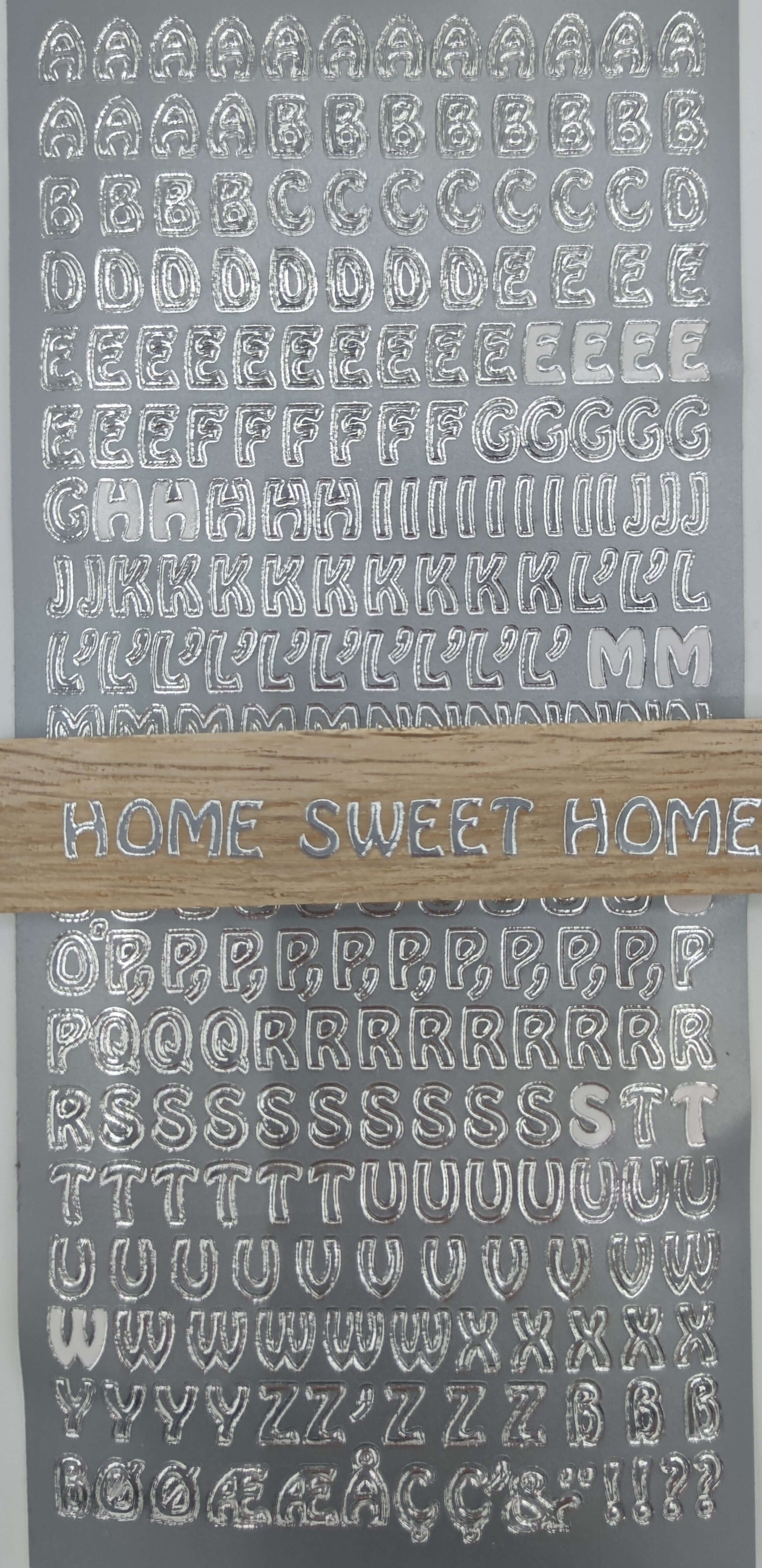 Silberne Buchstabenaufkleber "Buchstaben groß" von easy-sticks auf grauem Hintergrund, ideal für kreative Gestaltungen.